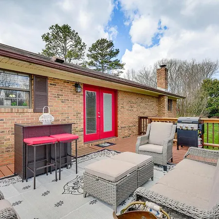 Pet-Friendly Greeneville Home With Deck And Fire Pit!